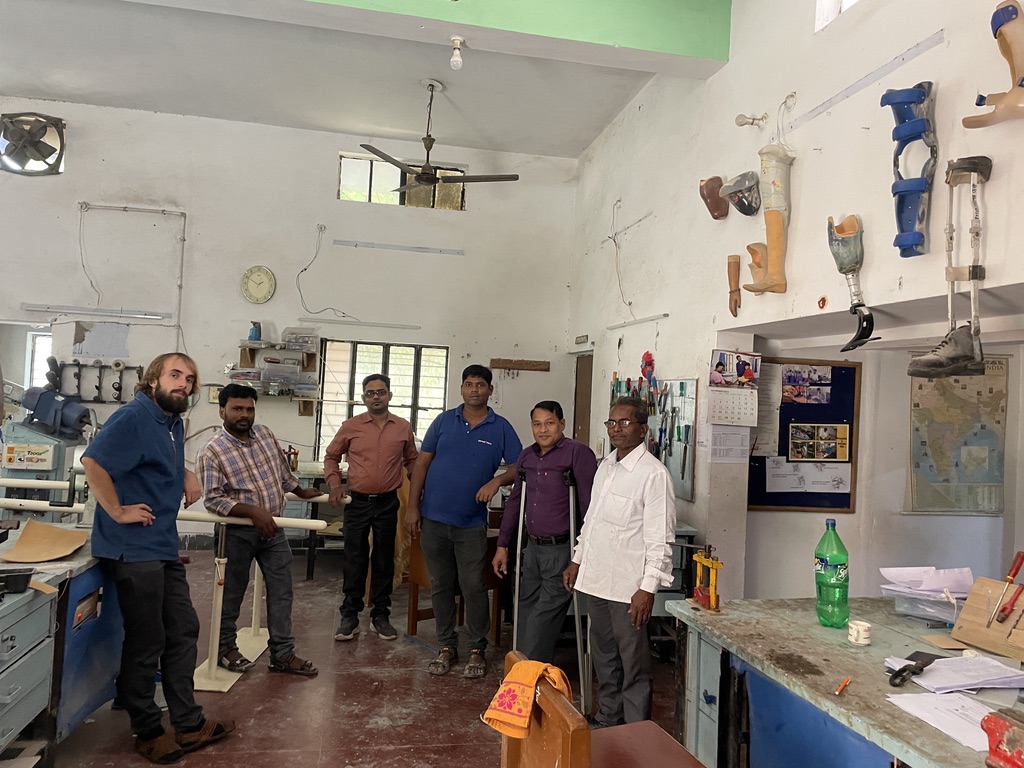 A look into a specialized Ortho Unit for the production of prostheses and orthoses. Various finished prostheses and orthoses hang on the walls. Workbenches and machines are visible.